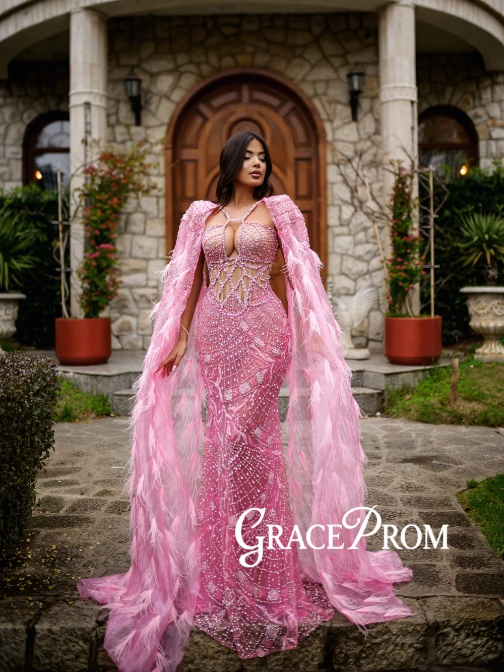 

Feathered Pink Crystal Evening Dress Exquisite Cape Sleeve Mermaid Wedding Party Gown Customized Opulent Long Red Carpet Gowns