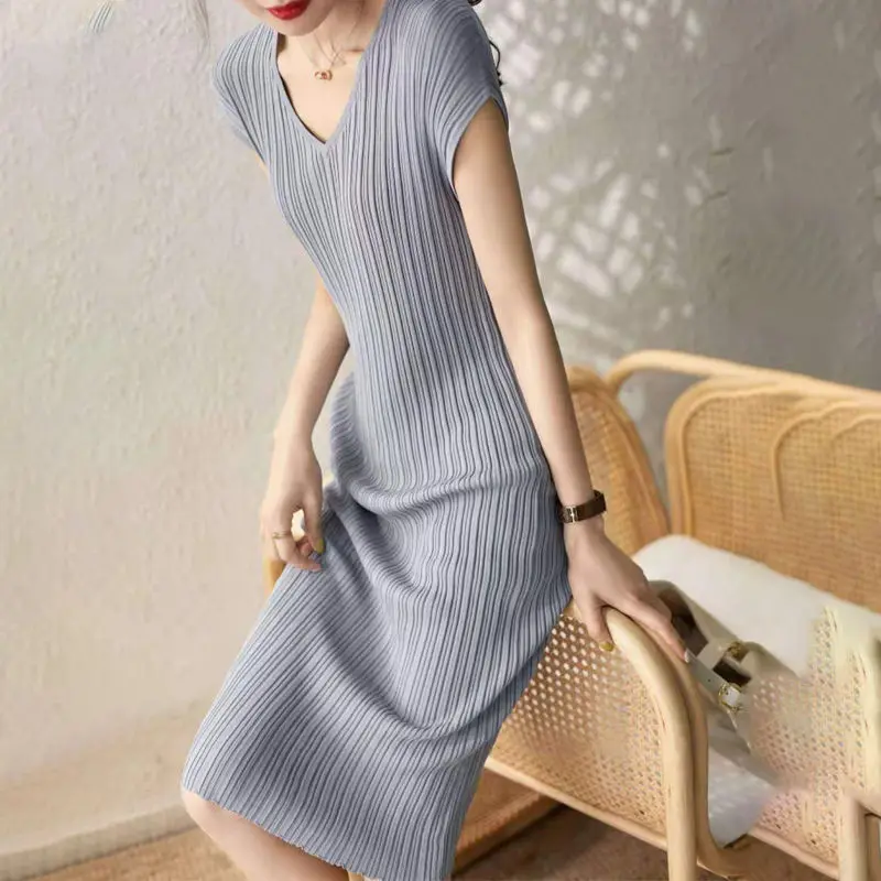 

women's 2022 summer new feminine solid color pit strip self-cultivation V-neck knitted mid-length dress Casual Straight