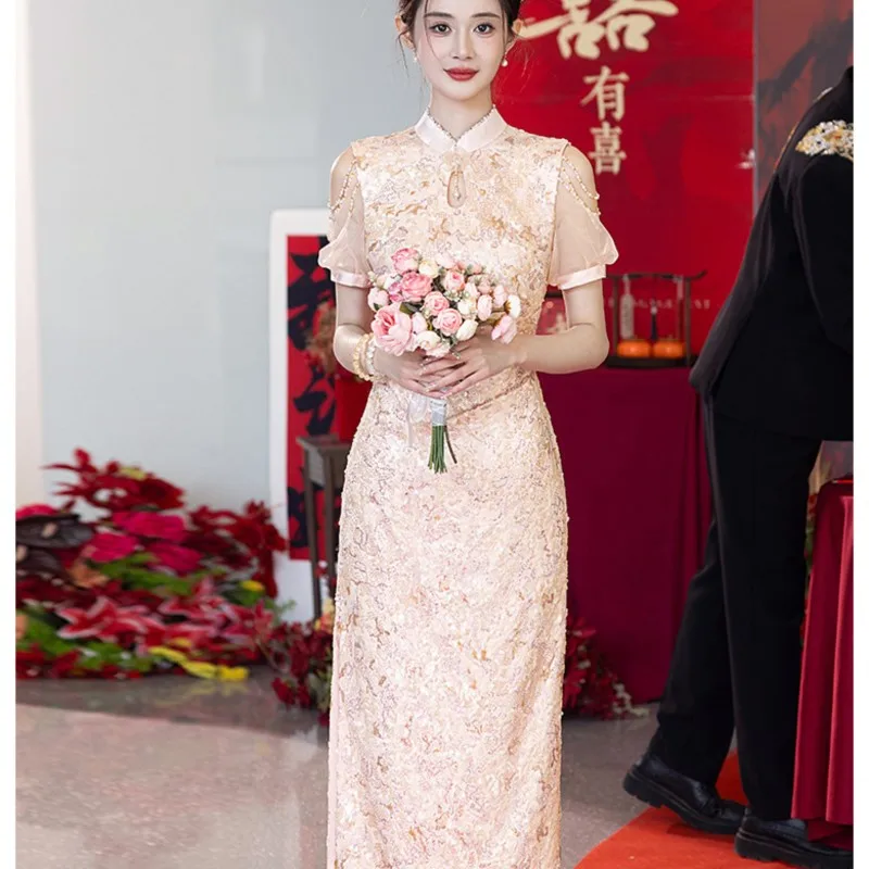 

Новый розовый Cheongsam для тостов модных людей, состоящих замуж и подходящих для повседневного ношения.