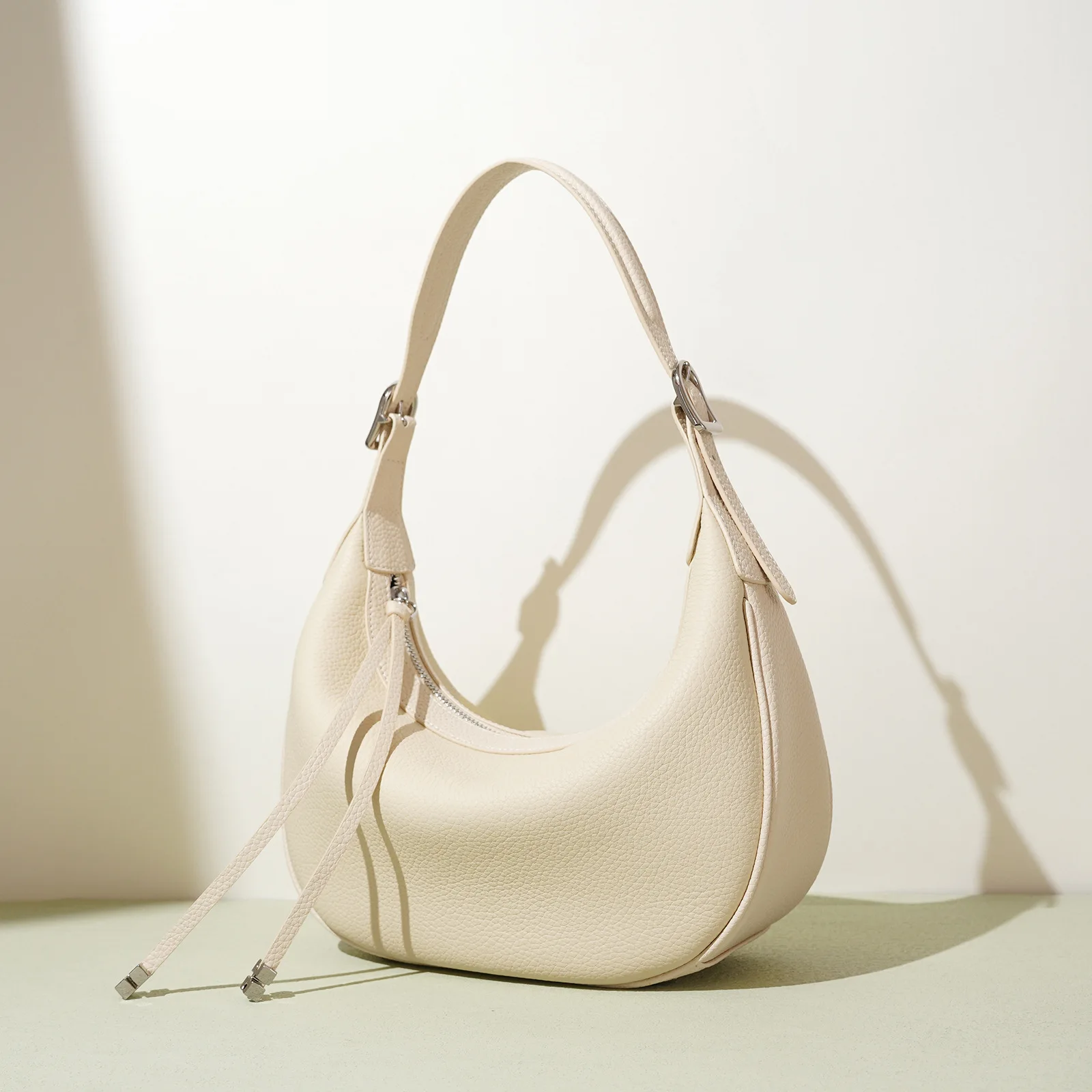 حقيبة هلال من الجلد الطبيعي للنساء أنيقة وبسيطة ومريحة على الكتف حقيبة يد كروس 2025 أساسيات الموضة المتميزة الجديدة