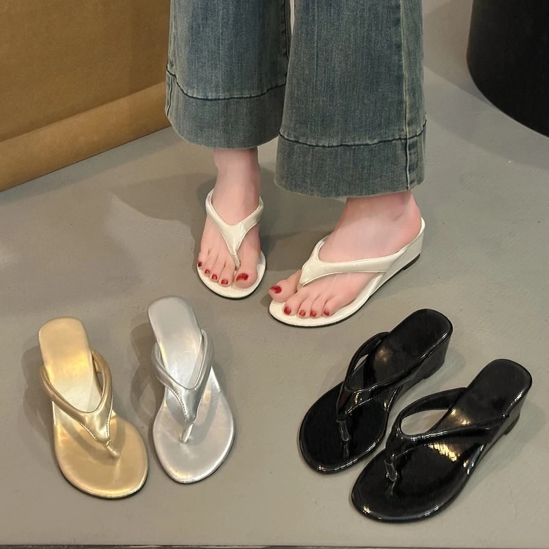 

Новые модные женские шлепанцы на платформе с открытым носком, на среднем каблуке, летние сандалии-вьетнамки