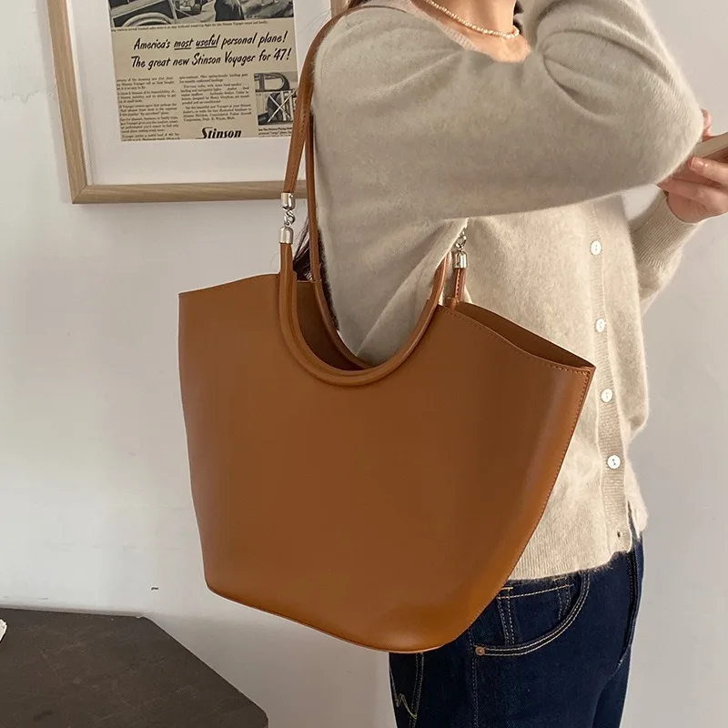 Sense of Luxury Niche Design Women's 2024 New Vintage One Shoulder Armpit Large Capacity Class Commuter Tote Bag