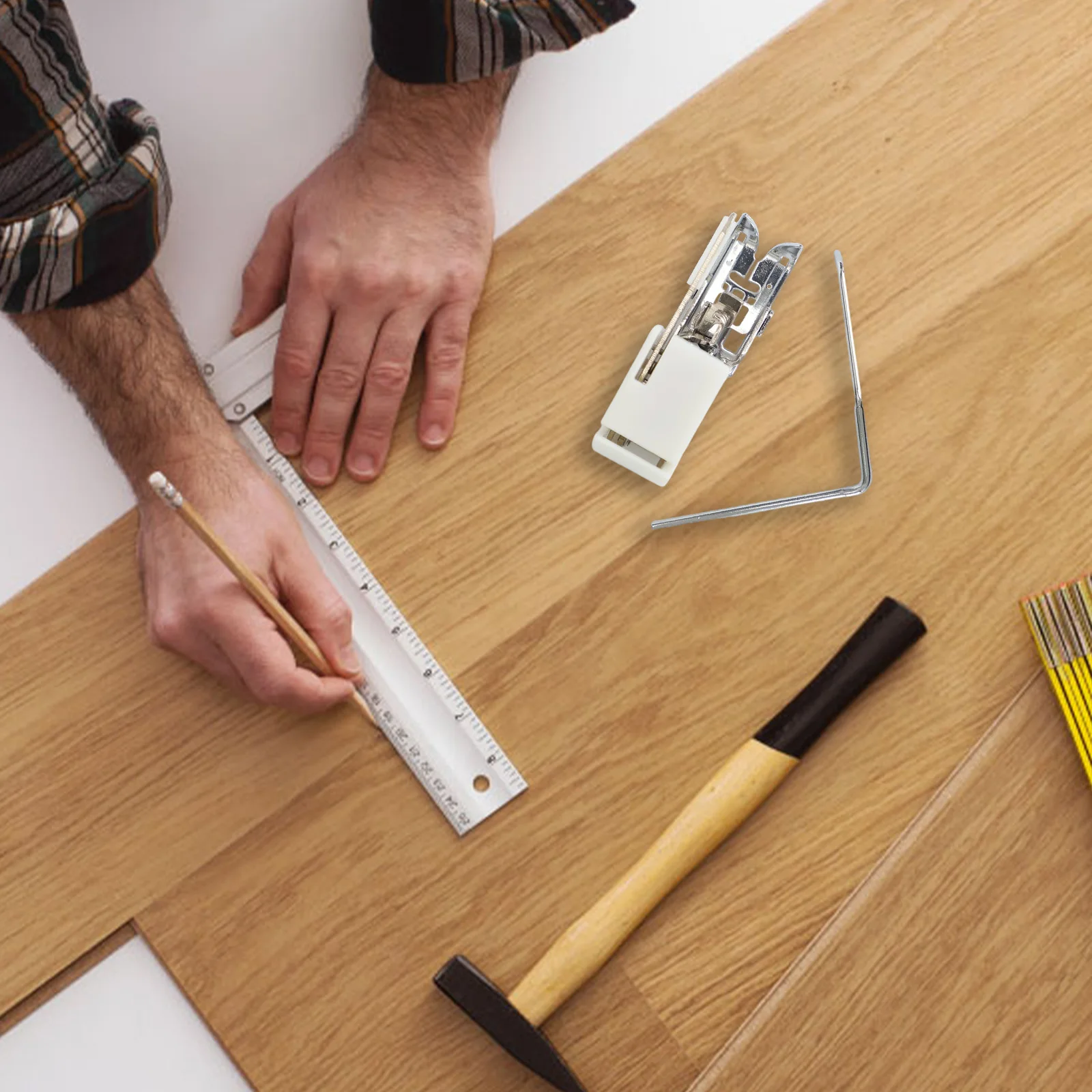 

Нижний транспортный механизм Essential Even Feed с направляющей для квилтинга для плавного перемещения ткани на всех швейных машинах с низким штоком.