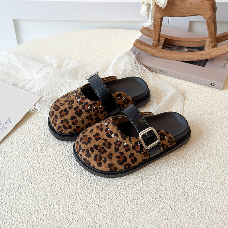 

Новые классические детские сандалии на плоской подошве с закрытым носком, тапочки для девочек, леопардовые тапочки, обувь без шнуровки, забавные уличные повседневные детские тапочки