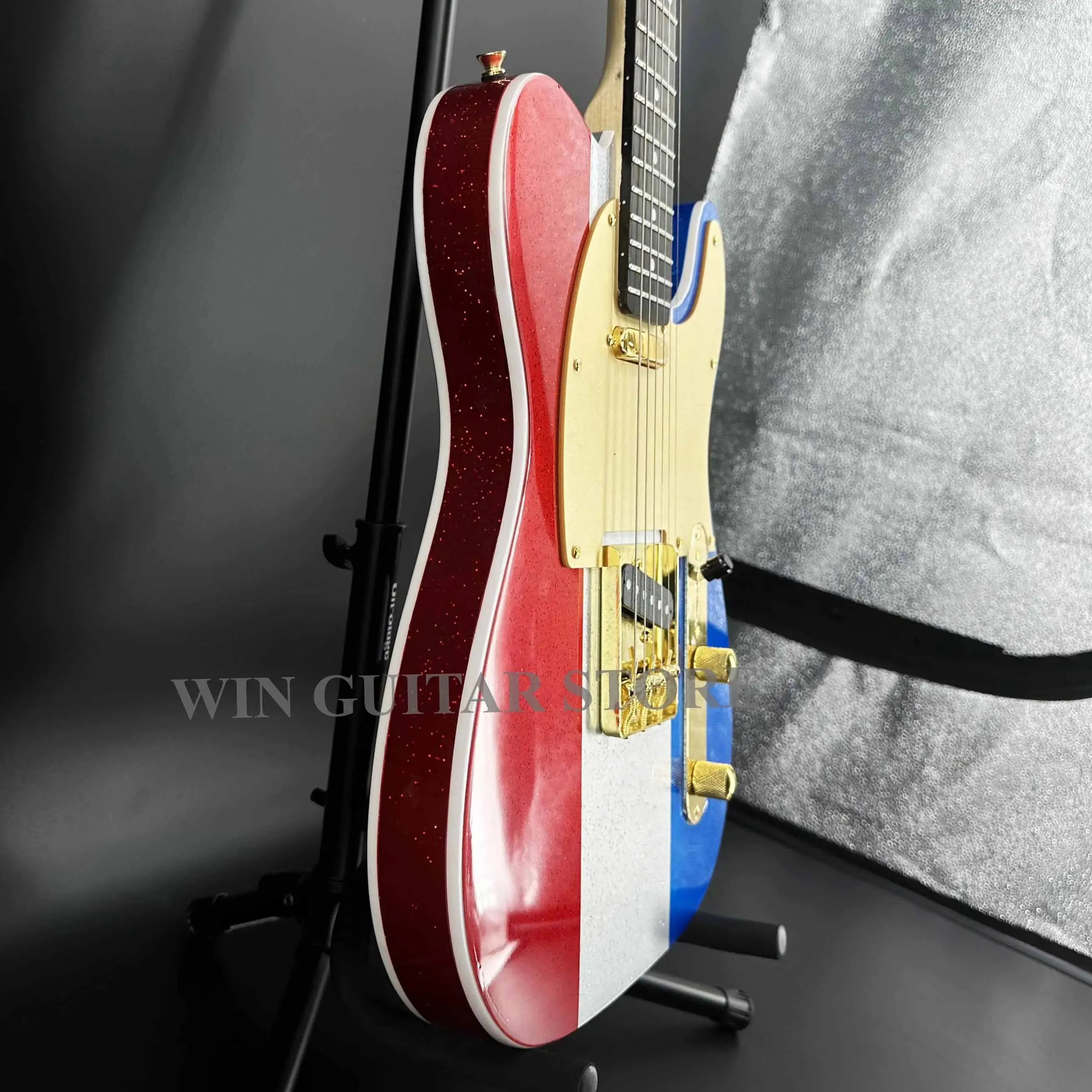 E-Gitarre mit dreifarbiger Metalllack und großem körnigen goldenen Accessoires. Ein Weihnachtsgeschenk. Kostenloser Versand