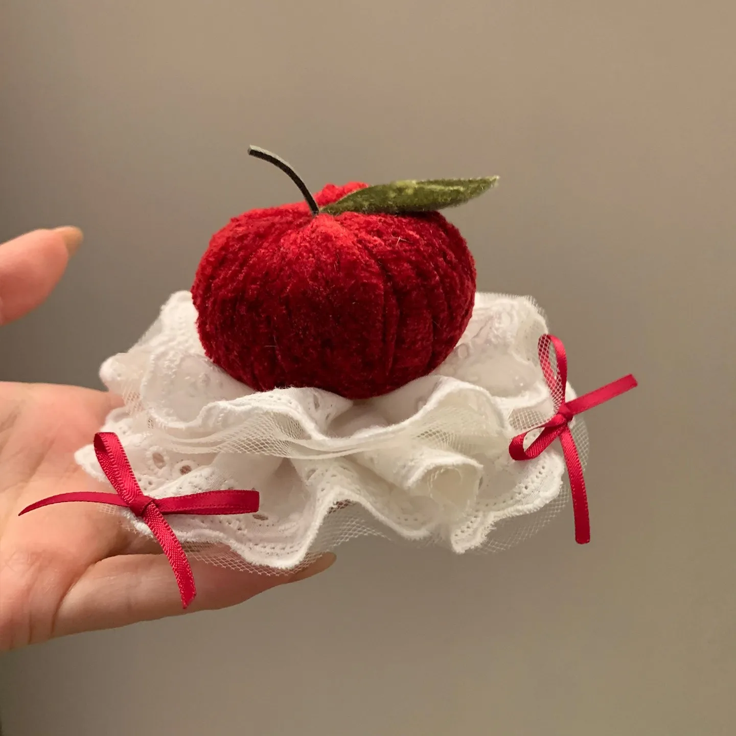 Niedliche rote Apfel-Haarspange mit weißer Spitzen-Schleife, süßes Lolita-Haaraccessoire für Damen und Mädchen, Party-Cosplay-Kopfschmuck – Detail 3