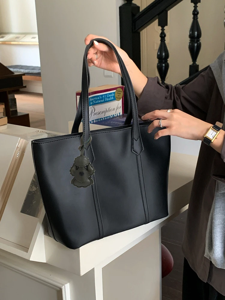 bolsa-tote-feminina-de-grande-capacidade-bolsa-de-couro-pu-preta-com-alca-de-ombro-e-pingente-de-cachorro-de-pelucia-para-viagens-e-compras