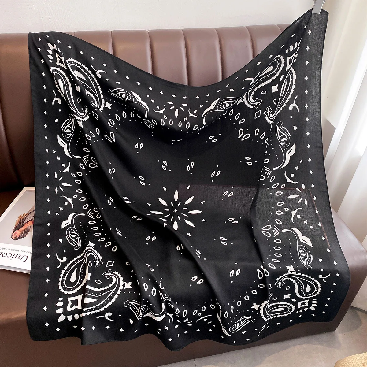 

Осень 2025 г., новый винтажный квадратный шарф с принтом кешью 90, женская верхняя одежда, декоративная атмосфера, шаль, утеплитель для шеи