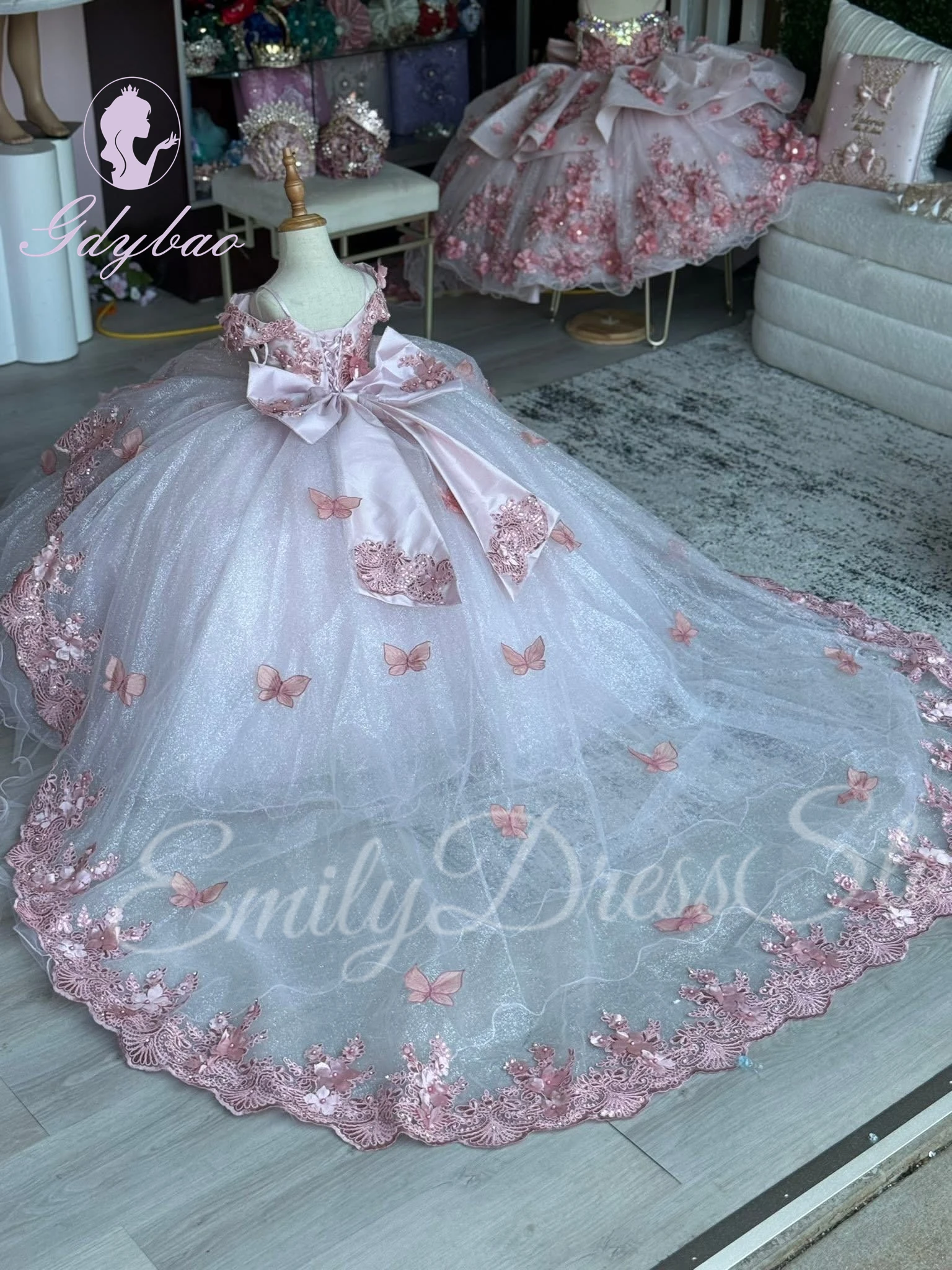 

Customized Flower Girl Dress for Wedding Lace Applique With Tail Bow Puffy Kids Birthday Party First Communion Gown