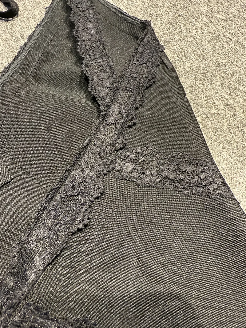 Abito da donna nero semplice ed elegante da festa senza maniche con scollo a V gamba aperta in pizzo Deco Maxi lungo Celebriy Abiti da gala da sera Look da ospite