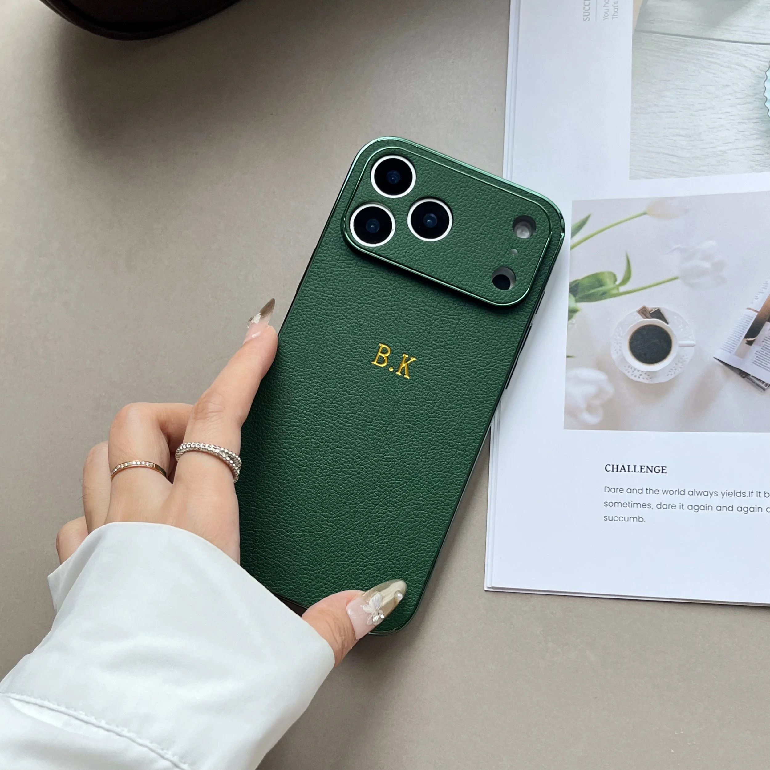 Luxuriöse Kunstleder-Handyhülle mit Beschichtung für iPhone 18 17 16 15 14 13 Pro Max Plus Air, personalisierbar mit Namen, goldene 3D-Heißfolienprägung – Detail 4