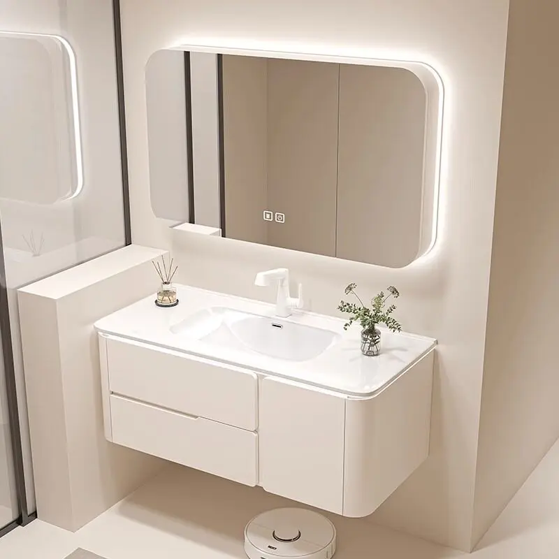 

Керамическая встраиваемая раковина, комбинация тумбы для ванной и шкафа, ванная комната с отделкой под дуб, столик для мытья рук и лица.