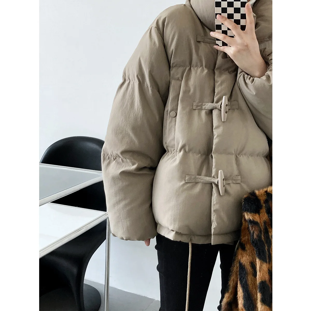 Cow Horn Button Cotton Coat Women\'s Short Fashion Winter New Fashion Bread Coat Cotton Coat Thickening Solid Color Coat