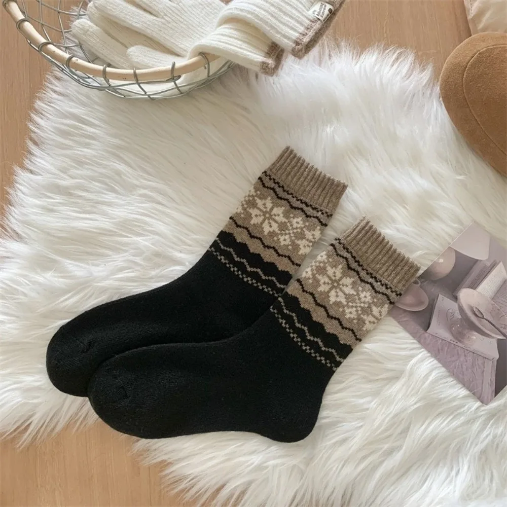 

Fashion Retro Fair Isle Christmas Socks Thickened Snowflake Pattern Warm Wool Socks Woolen Colour Blocking Stacked Sock Winter