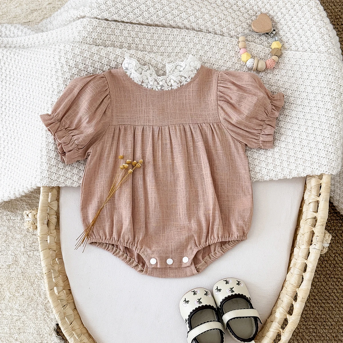 

Летний комбинезон с пышными рукавами и треугольным вырезом для маленьких девочек, комбинезон с белым кружевным воротником в стиле кукольного воротника, комбинезон для младенцев и малышей от 0 до 3 лет