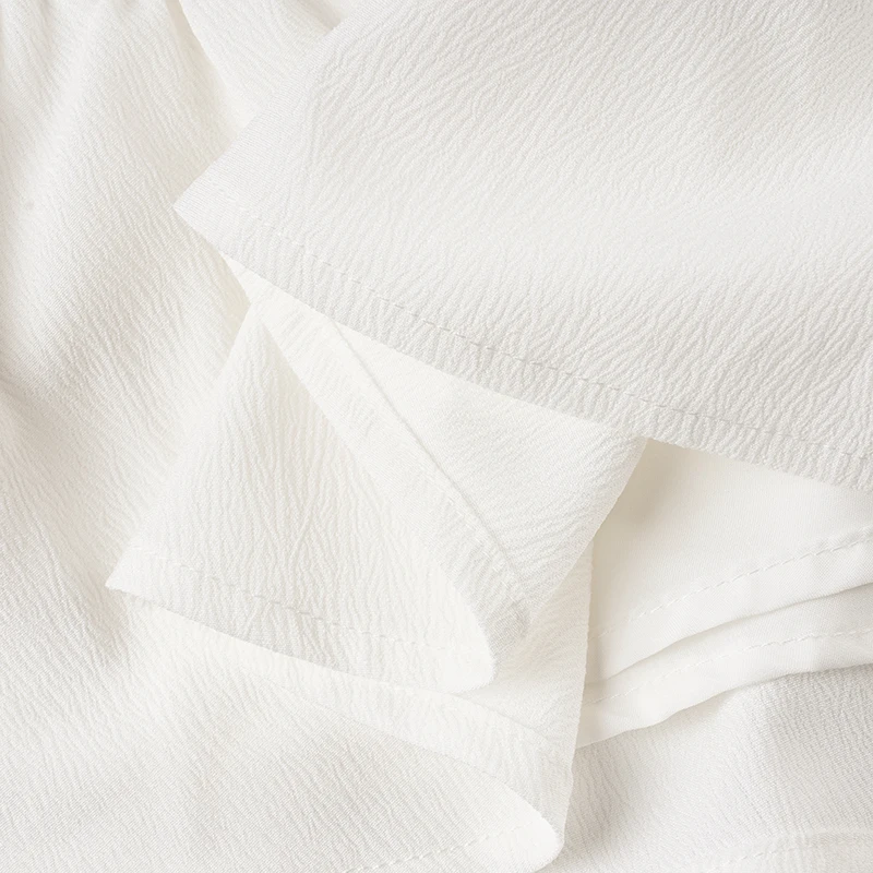 SUCHCUTE Boho Französisches Urlaubs-Minikleid für Damen mit tiefem V-Ausschnitt, Stickerei, Glockenärmeln, Knopfleiste vorne und doppellagigem Rüschensaum. – Detail 11