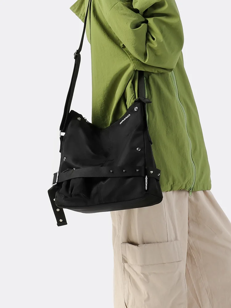 Niche motorcycle commuter messenger bag for women2025New versatile retro shoulder bag, cool and stylish crossbody bag