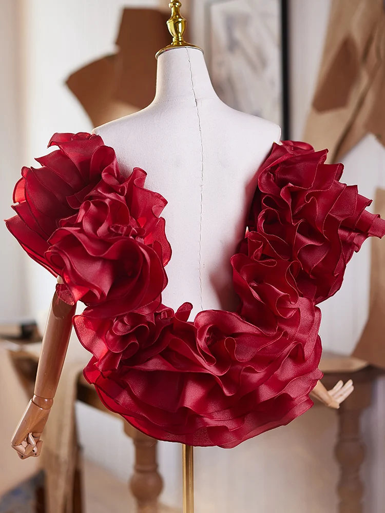 robe-de-soiree-extravagante-rouge-bordeaux-design-artisanal-sensation-de-bijoux-pour-tenue-de-spectacle-costume-accessoires-de-photographie