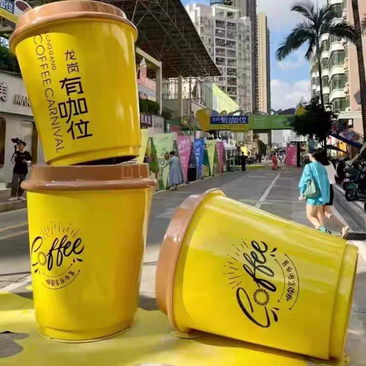 ミルクティーカップ型の彫刻、コーヒーショップの入り口装飾、魅力的な巨大な壁掛け、大きな飾り