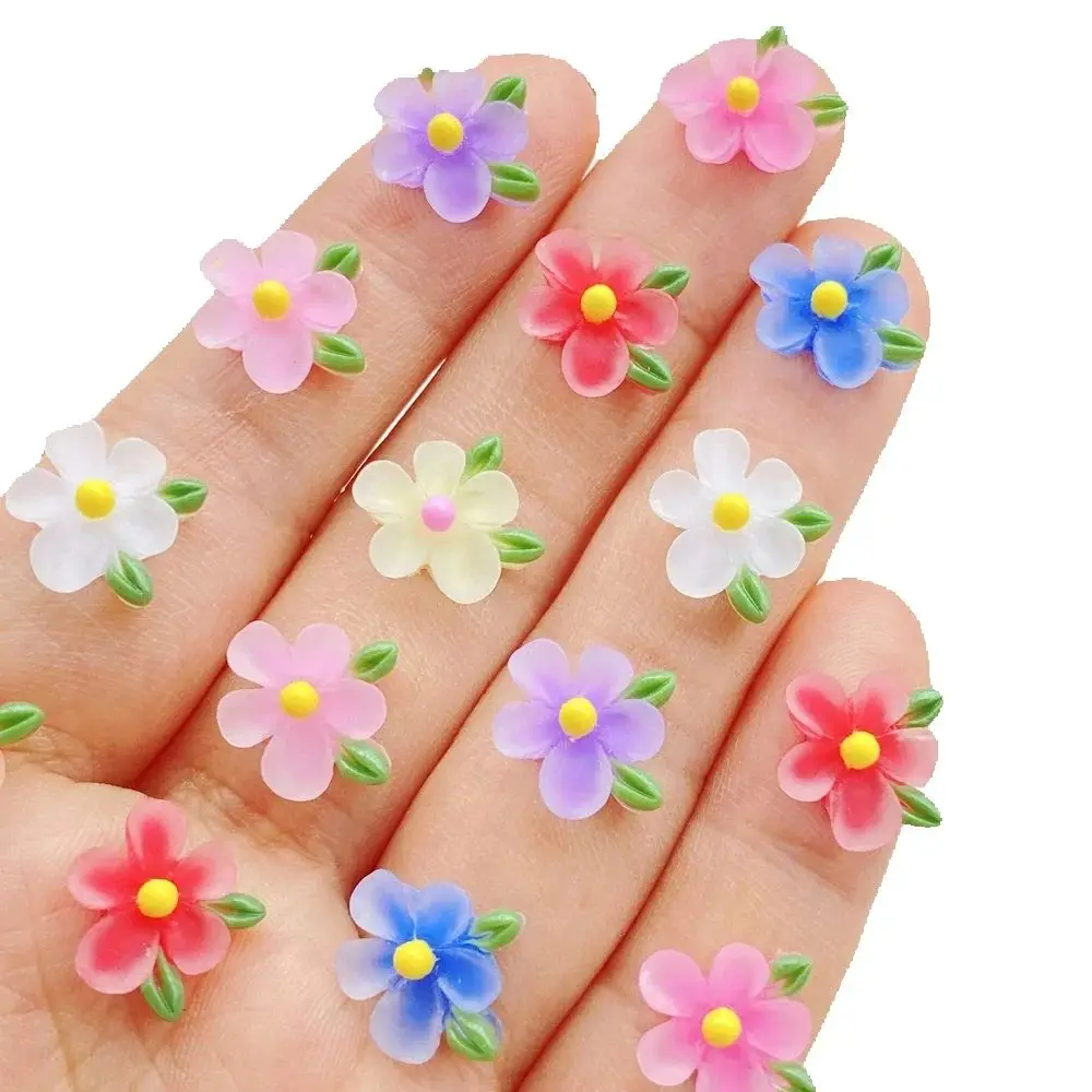 50 Stück niedliche Cartoon-Mini-Blumen aus farbigem Kunstharz, Designer-Anhänger für DIY-Nagelkunst, 3D-Dekorationen, Schmuck.