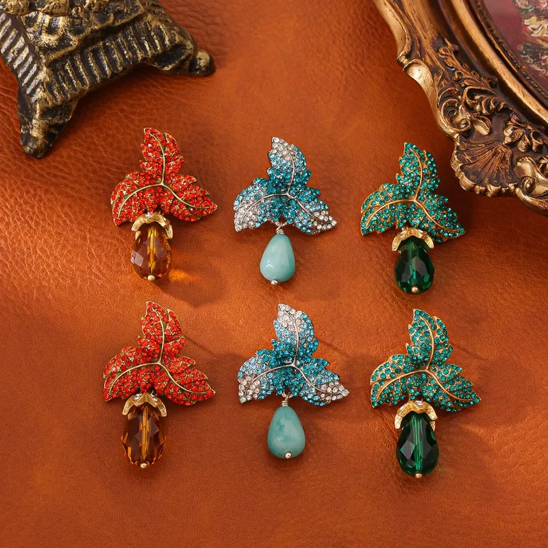

Colorful Flash Gradient Rhinestone Leaf Earrings Temperament High-end Personality Versatile Earrings Medieval Vintage Earrings