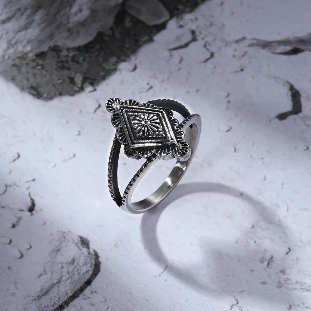 1Pcs European and American Cross-Border Retro Bohemian Stainless Steel Ring with Diamond-Shaped Geometric Engraving for Men and Women