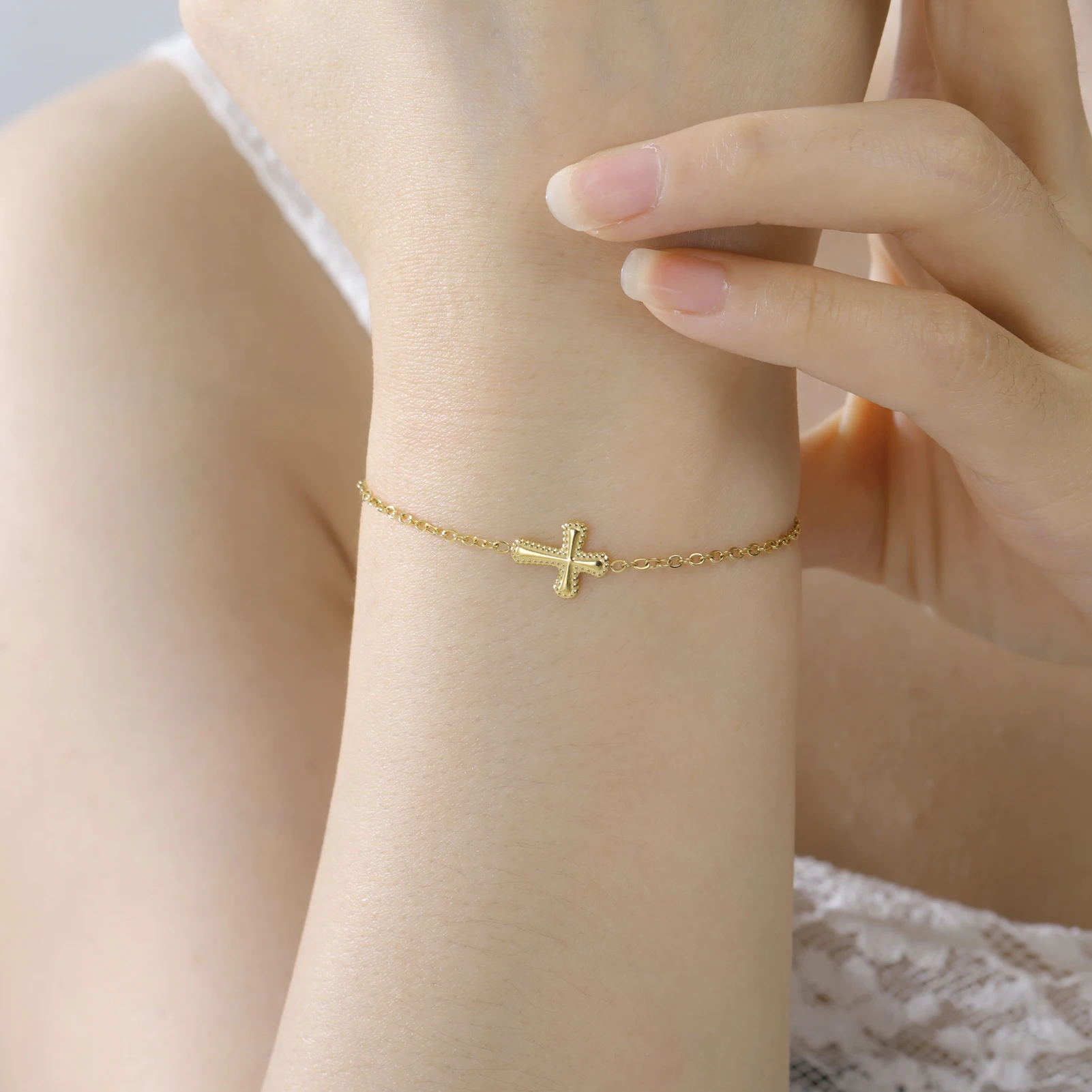 Lucktune الصليب سحر أساور الفولاذ المقاوم للصدأ المرأة المسيحية أساور اليد موضة الذهب اللون تميمة مجوهرات هدايا الحفلات