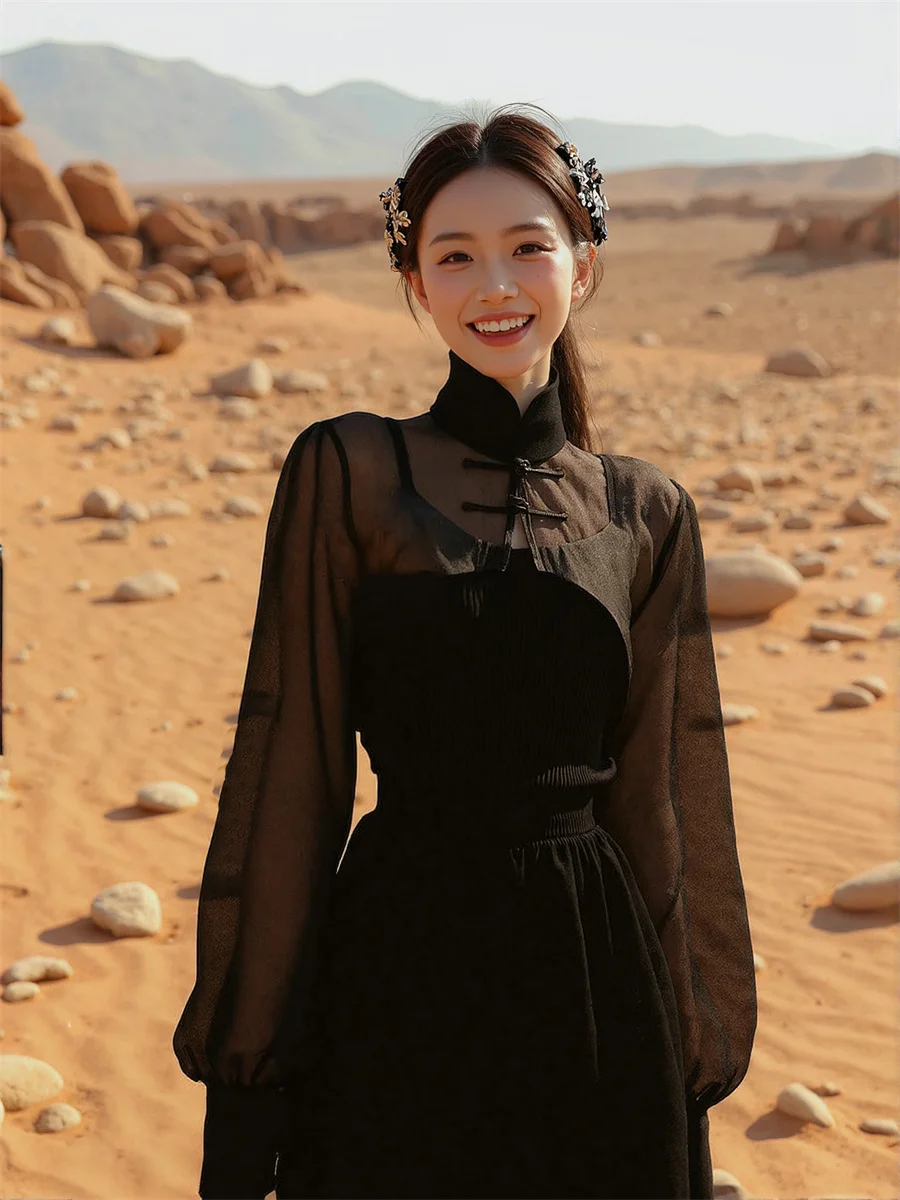 Czarna koszula damska z długim rękawem, patchworkowa, z blokami kolorów, zapinana na guziki, prosty, podstawowy, minimalistyczny styl, modne bluzki damskie, cool.