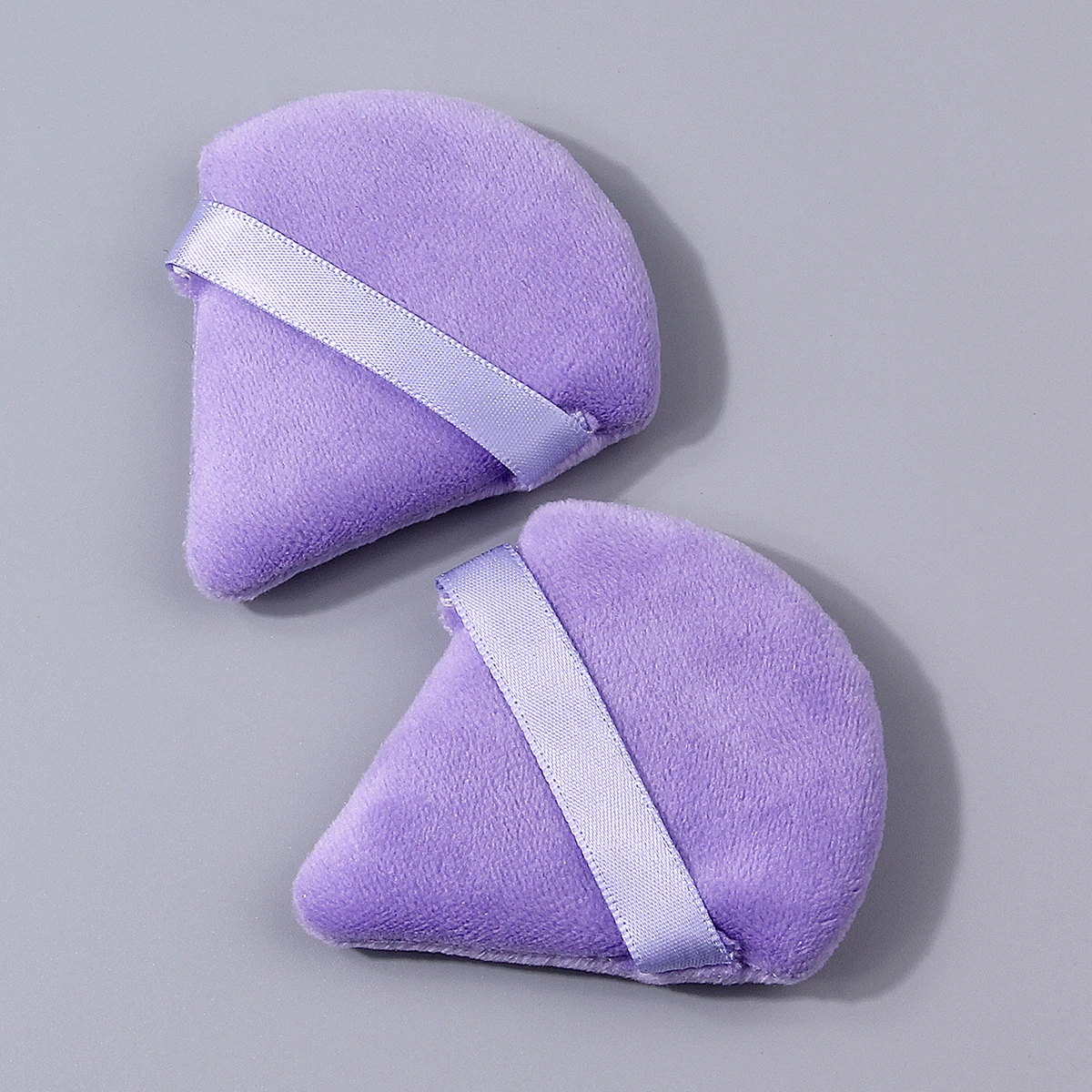 قطعتان من منتفخة البودرة المثلثة الناعمة على الوجهين، منتفخة مسحوق وسادة هوائية للإبهام، أداة مكياج الوجه متعددة الوظائف