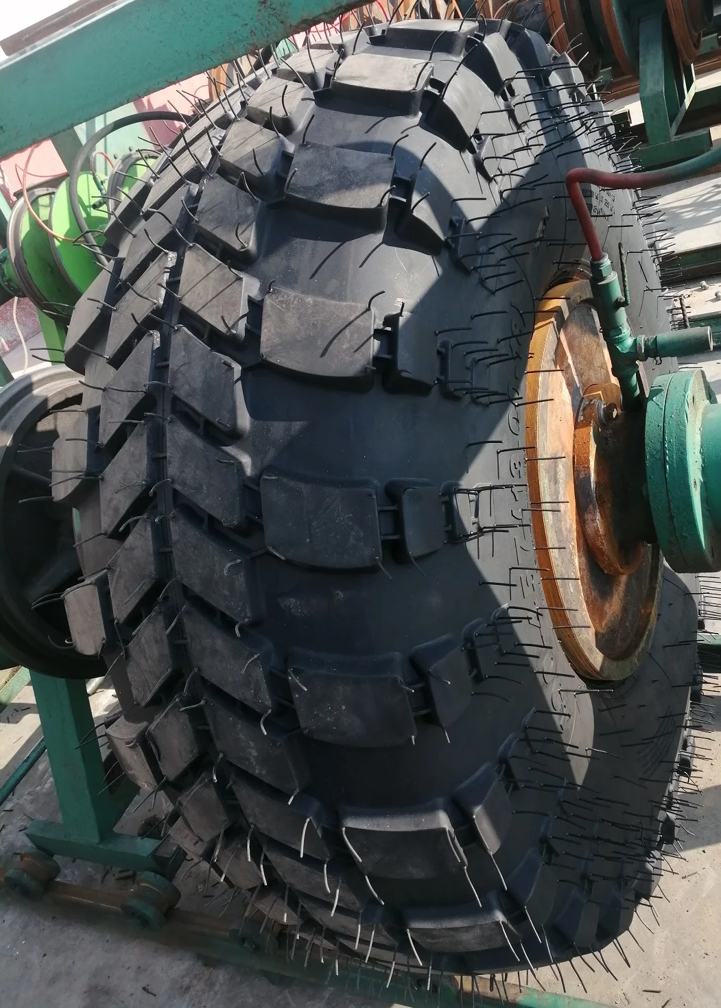 Special Tire 13.00-18 Heavy Duty All-Terrain Bias Inner Tube Tire for Tactical Vehicles Trucks Trailers 114kg Natural Rubber