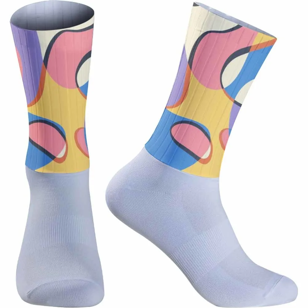 หยุดเป็นแบบตายตัว! ถุงเท้าปั่นจักรยานพร้อมการเย็บแบบเรขาคณิต เส้นไดนามิกทําให้คุณตื่นออกมาในทุกขั้นตอนของการปั่นจักรยาน