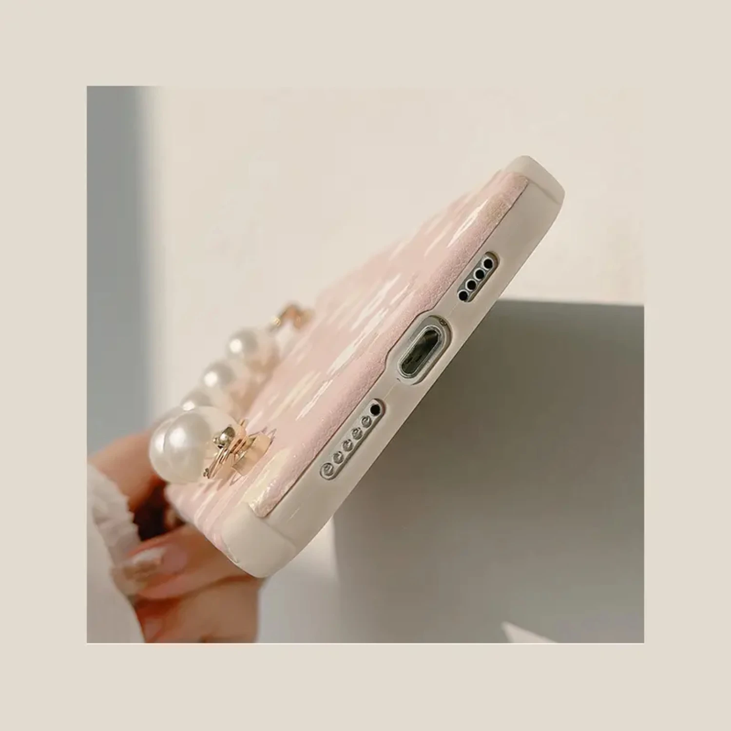 Амортизирующий защитный чехол с цветочным принтом и жемчужной цепочкой для iPhone серии 12/13/14