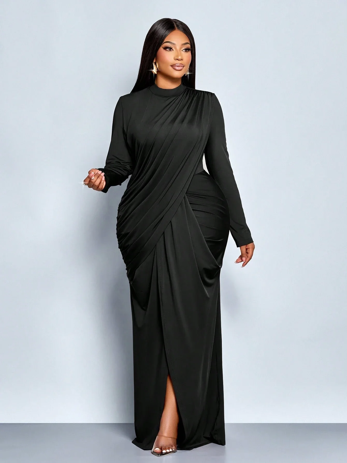 

Элегантное черное макси-платье с воротником-стойкой, длинными рукавами и высоким разрезом на бедре