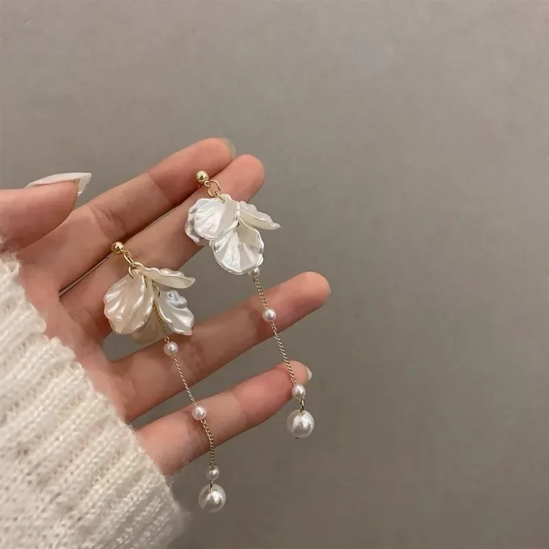 Pendientes colgantes de flores y mariposas vívidas para mujer, con detalle intrincado, regalo perfecto para madre, hermana y ocasiones de boda