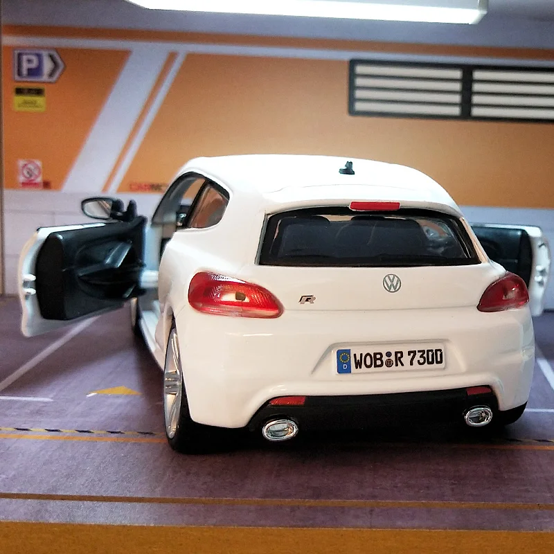 Bburago-modelo de coche de aleación de simulación blanca, 1:24, Volkswagen Scirocco R, colecciona regalos de juguete