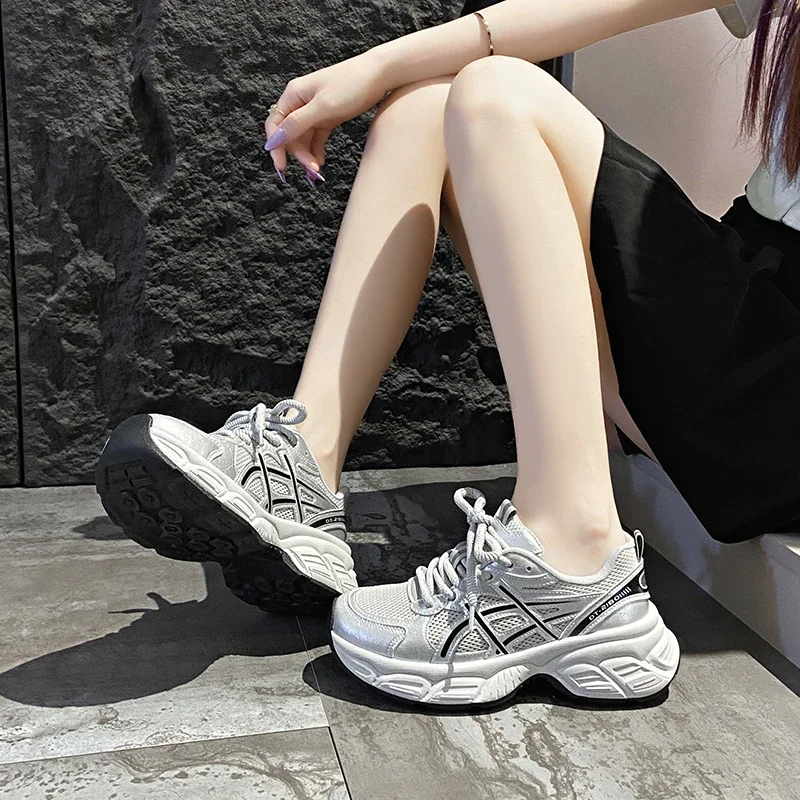 

Весенне-летняя повседневная спортивная обувь для женщин на толстой подошве, увеличивающая рост, сетчатая, с цветными блоками, на шнуровке большого размера