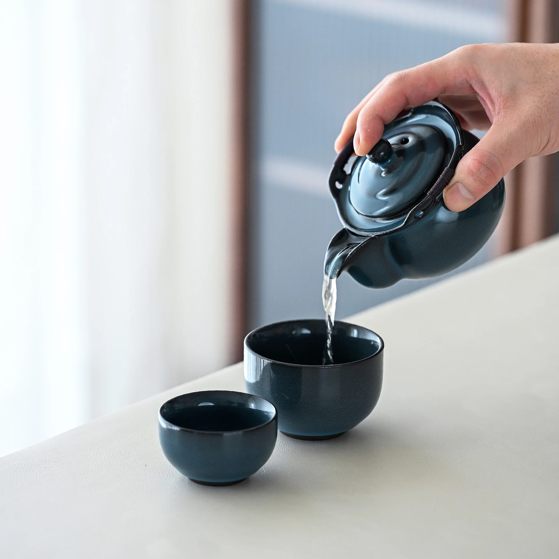 Ceramic Travel Tea Set Portable Gaiwan Handheld Teapot with 2 Cups Outdoor Car Office Mini Kung Fu Tea Pot Portable Drinkware