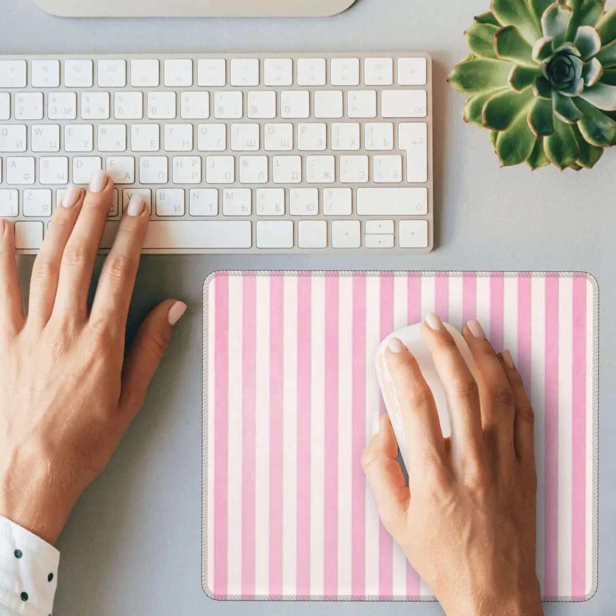 แผ่นรองเมาส์ลายทางสีขาวสีชมพูอ่อน แผ่นรองเมาส์คีย์บอร์ดคอมพิวเตอร์ แผ่นรองโต๊ะสำหรับเล่นเกมพีซี อุปกรณ์สำนักงาน แผ่นรองโต๊ะ