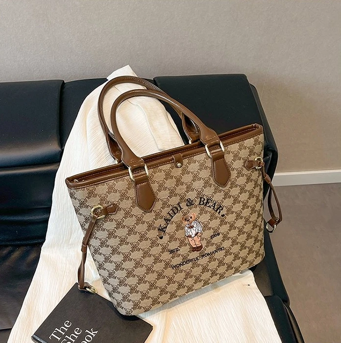 

Очаровательная сумка через плечо с вышивкой Teddy Bear — просторная сумка-тоут с регулируемыми ремнями для работы и игр