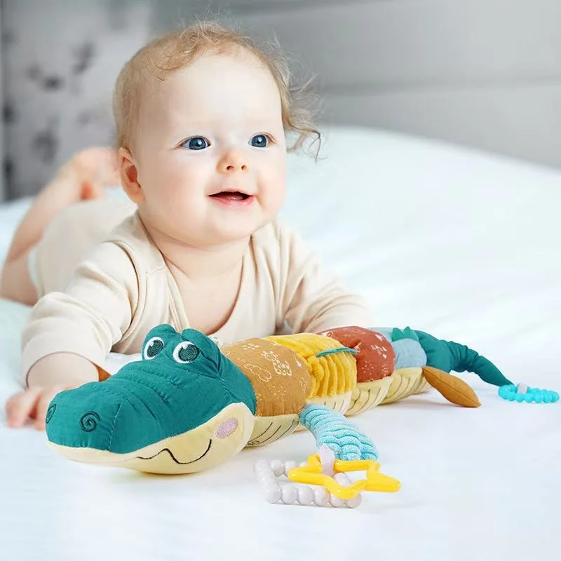 お腹の上で寝る時用の音楽付きぬいぐるみ、幼児用定規デザインのガラガラ、多様な質感の新生児用おもちゃ