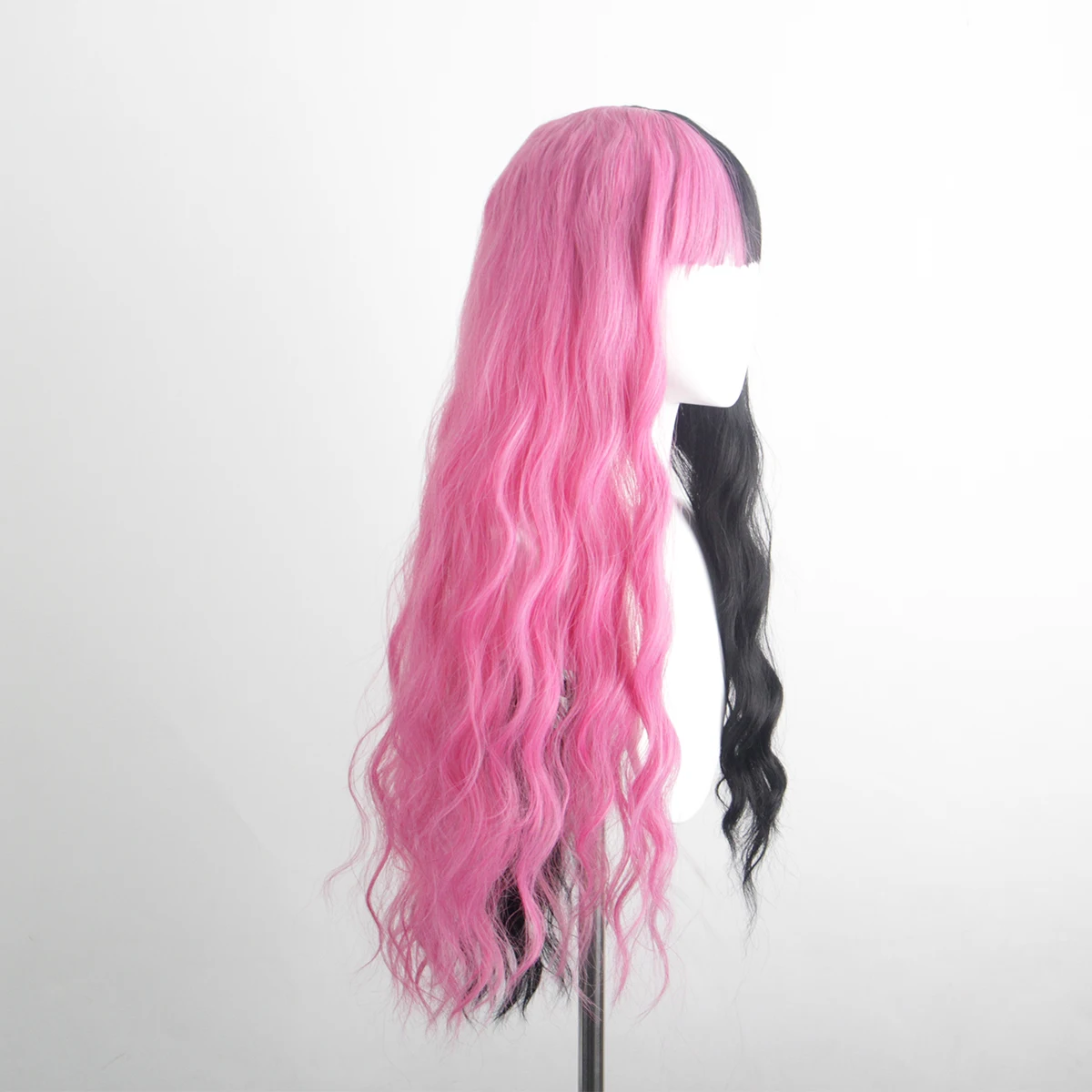Peluca de pelo rizado largo sintético de alta calidad de colores mezclados en negro y rosa para mujer con flequillo Qi de moda para uso en fiestas