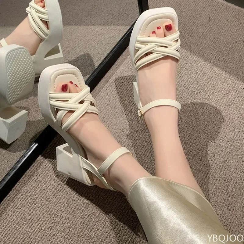 Neue Damen-Sandalen mit dicker Sohle und hohem Absatz, Schnallenverschluss und Fischmaul-Design, ideal für den Strand und zu Röcken kombinierbar, Kollektion 2026 – Detail 9