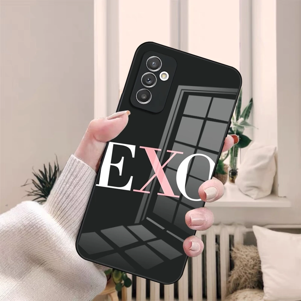 حافظة لهاتف سامسونج S20 S30 S21 S32 S23 S24 S9 S10E نوت 20 10 Pro Ultra Plus غطاء زجاجي فاخر