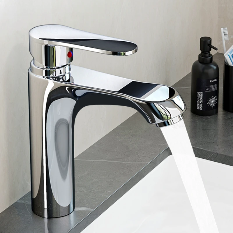 Hot and cold faucets in the bathroom sink