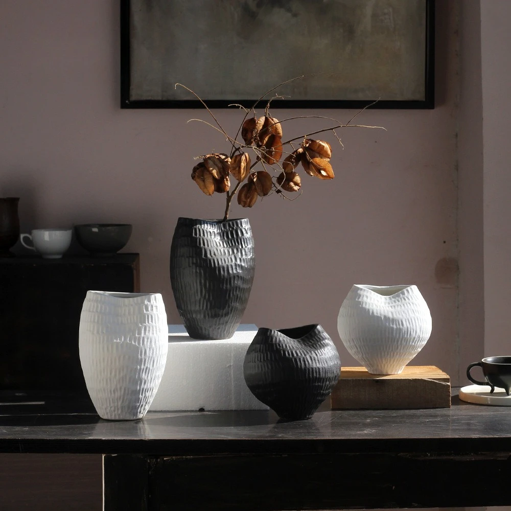 

Ceramic Vase Black and White Checkered Irregular Pleats Flower Vase Hydroponics Terrarium Home Decoration Accessories