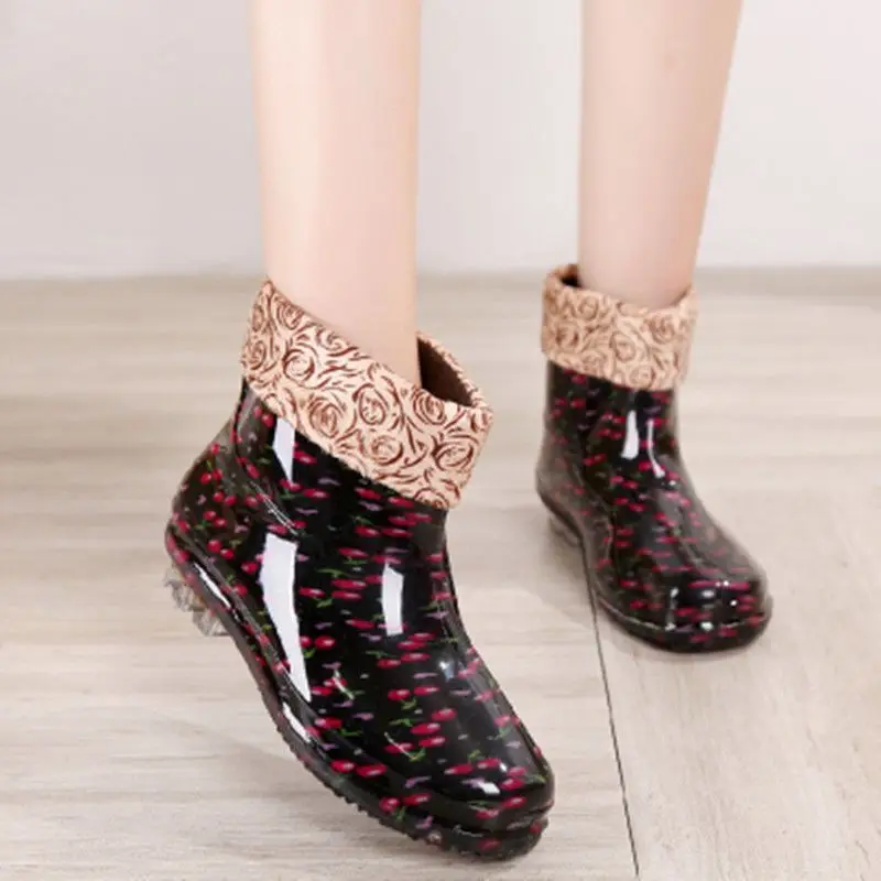 أحذية مطر قصيرة مبطنة بالصوف الدافئ للنساء البالغات، أحذية مقاومة للماء وغير زلقة بتصميم حلوى للمطبخ للاستخدام في جميع المواسم