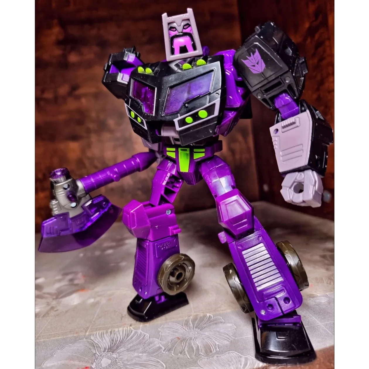 

In Stock Transformed Toys Animated Universe Decepticon Motormaster Legacy United Voyager Class Anime Action Figures Robot Gifts