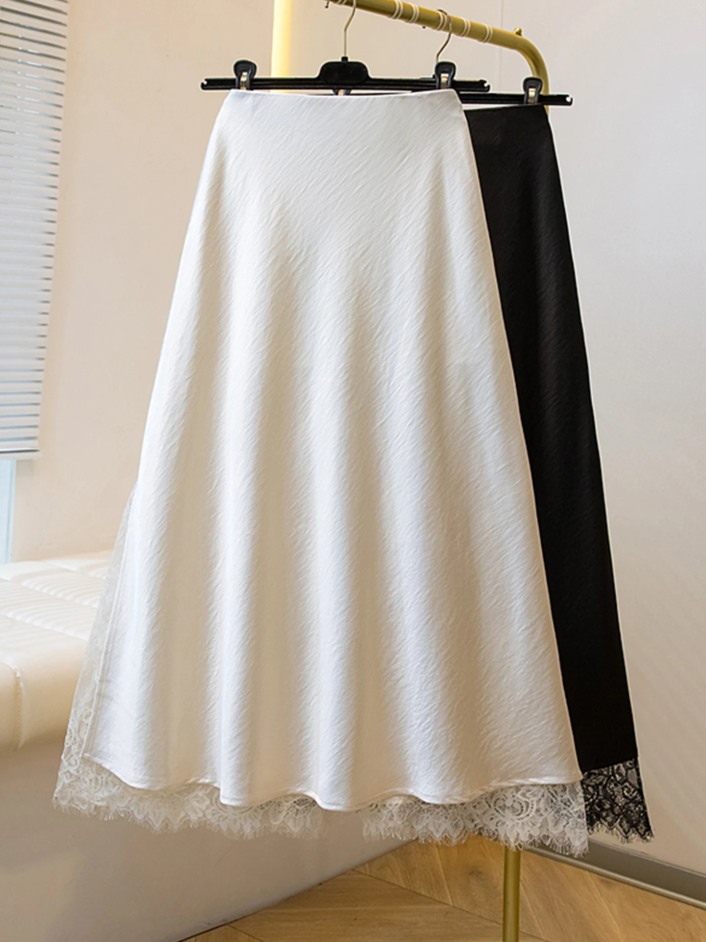 

Ele A-Line Skirt with Lace Splicing in Acetate Satin for Women High Waist Flattering plus Size Spring Faion