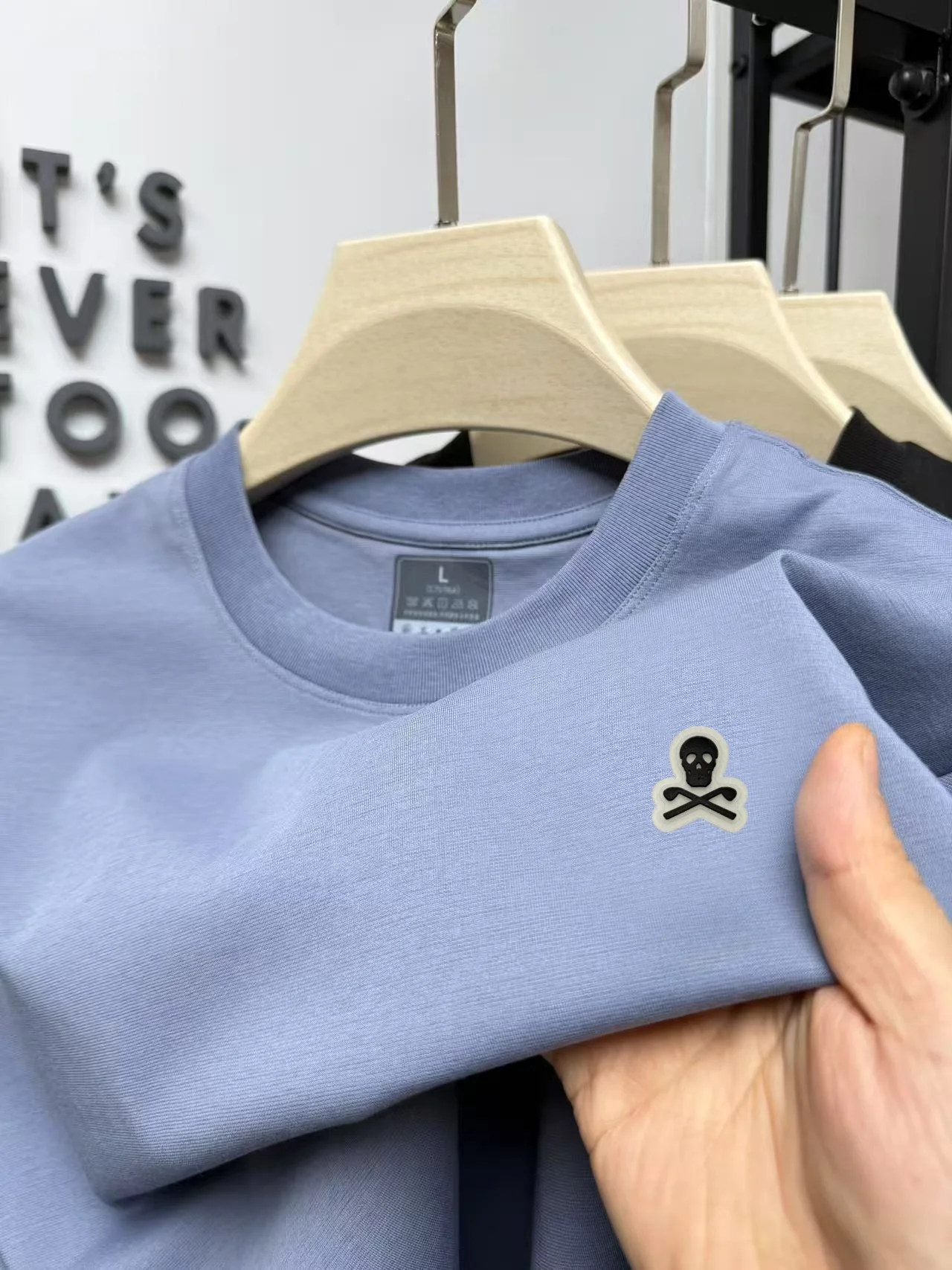 Sommerliches Herren-T-Shirt mit Totenkopf-Stickerei, Rundhals, Kurzarm, atmungsaktiv, knitterarm, coole Alltagsmode, Freizeitkleidung