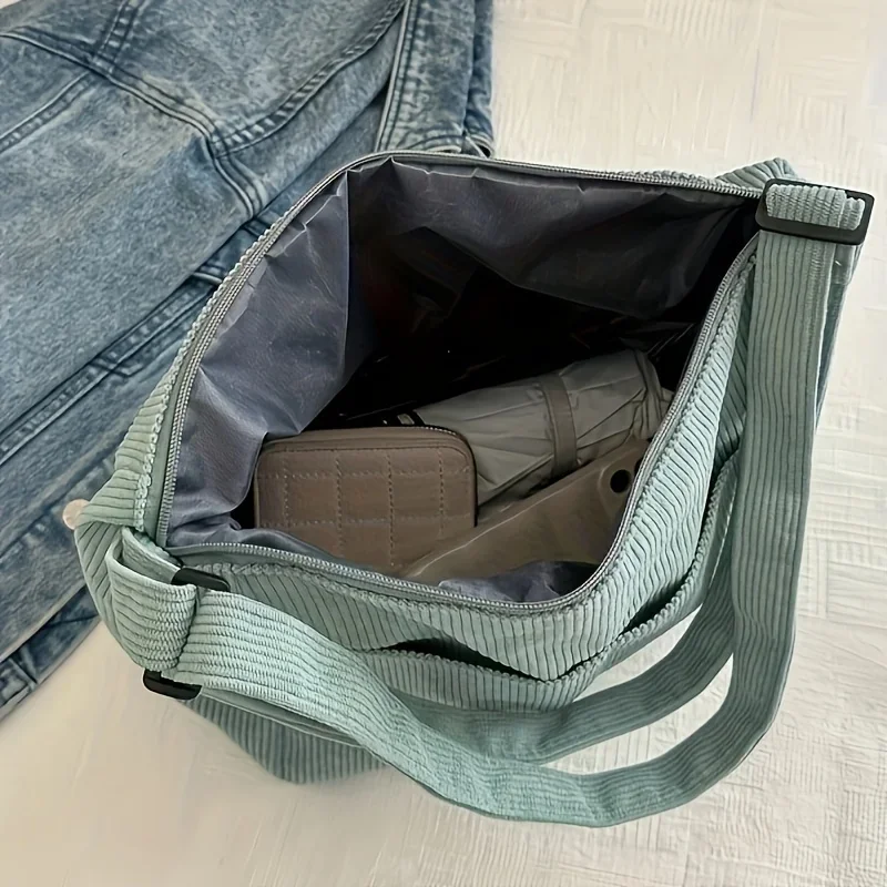 Damen-Umhängetasche aus Cord, lässige, gestreifte Tragetasche mit großem Fassungsvermögen und Reißverschluss, niedlicher Hut-Aufnäher, perfekt für den täglichen Gebrauch – Detail 4